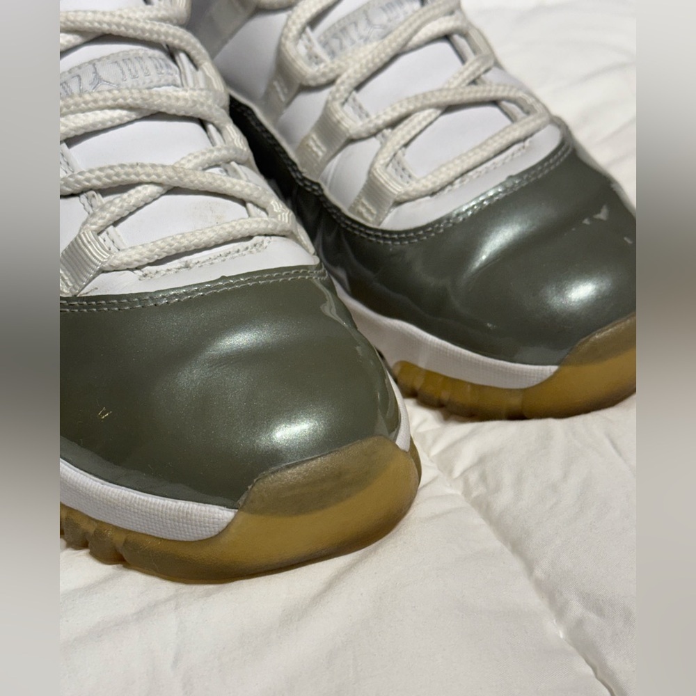 Size 10.5 Air Jordan 11 Retro Low Cement Grey - Picture 5 of 12
